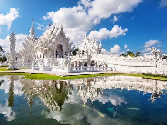 チェンライ2大寺院巡り観光ツアー　青の寺院＋白亜の寺院＋シンハーパーク＋黄金の三角地帯　メーカチャン温泉足湯体験付き＜選べる昼食／日本語ガイド／チェンマイ発＞