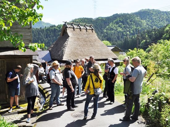 かやぶきの里ガイド風景