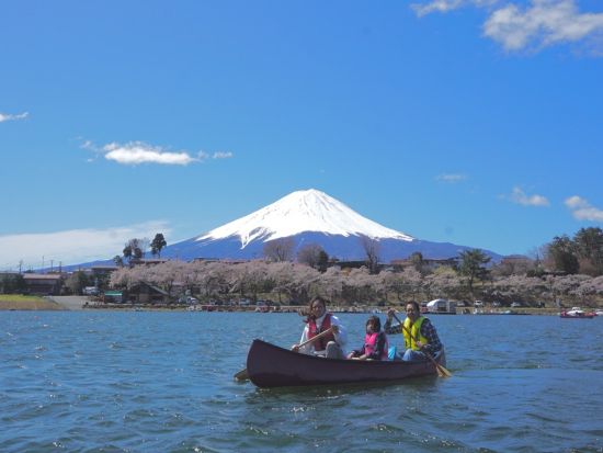 カヌー体験　富士山を眺めながら湖上散歩　写真サービス付き＜3歳から参加可／2時間／午前・午後／送迎付き／富士河口湖町＞