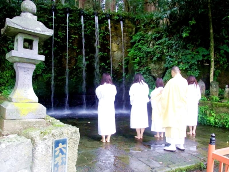 滝行体験 大岩山日石寺で滝行 参拝 精進料理 本物の修行体験で心を整える 上市町 富山の観光 遊び 体験 レジャー専門予約サイト Veltra ベルトラ