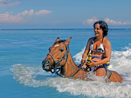 ビーチ＆マウンテン乗馬体験ツアー＜英語ガイド／モンテゴベイ発・オーチョリオス発＞