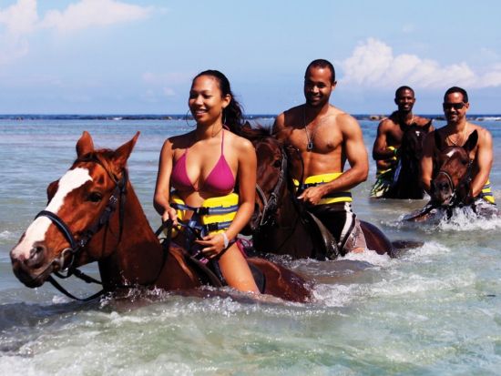 ビーチ＆マウンテン乗馬体験ツアー＜英語ガイド／モンテゴベイ発・オーチョリオス発＞