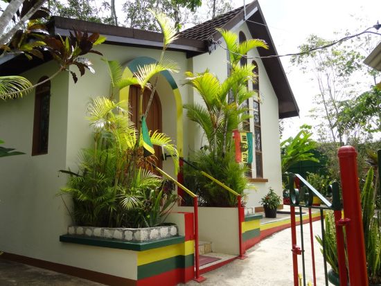 レゲエ界の英雄ボブ・マーリーの生家訪問とお墓参り ナイン・マイル観光ツアー＜日本語ガイド／モンテゴベイ発・オーチョリオス発・キングストン発＞