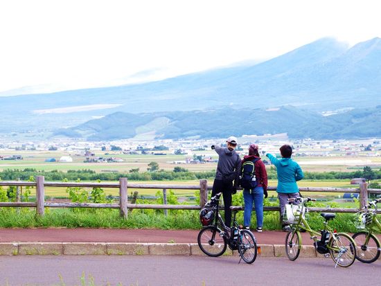 06 清水山からみる十勝岳連峰と富良野盆地