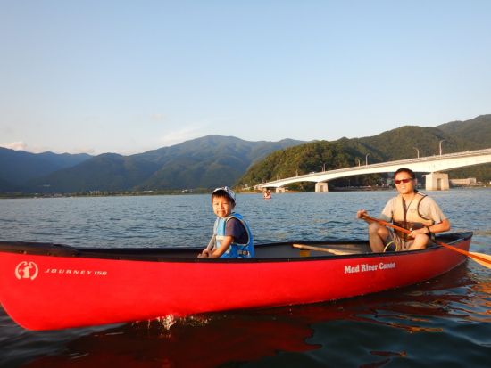 サンセットカヌー体験　夕暮れの富士山をバックに湖上散歩　写真サービス付き ＜3歳から参加可／夕方／90分／送迎付き／富士河口湖町＞