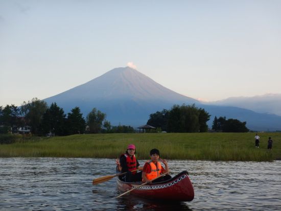 サンセットカヌー体験　夕暮れの富士山をバックに湖上散歩　写真サービス付き ＜3歳から参加可／夕方／90分／送迎付き／富士河口湖町＞