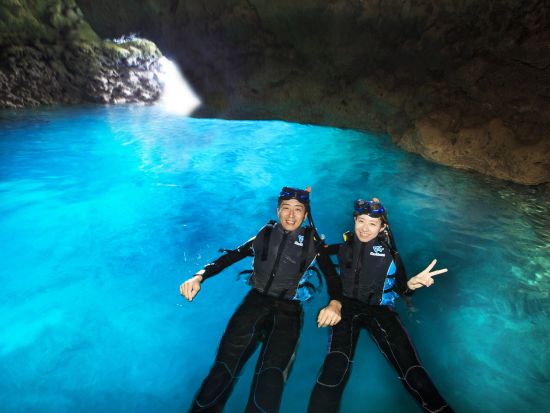 青の洞窟 シュノーケリング　コーラル体験ダイビングやオーシャンテラスでのBBQ付きプランあり！＜ボート／ショップ設備利用可／グリーン・フィンズ認定店／恩納村発＞