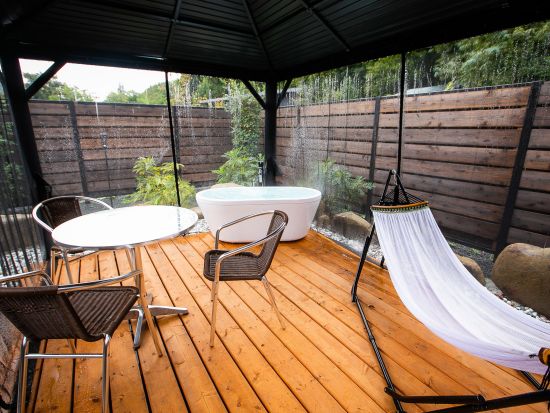 源泉宿 塩屋温泉グランピングコテージ1泊2日　キャニオニングorラフティング付プラン有＜増田牛A5ランクステーキのディナー付／みなかみ＞