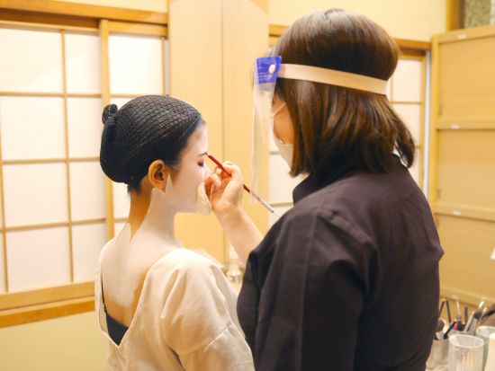 舞妓変身体験 スタジオ撮影・散策プラン 本格メイク＋本絹の手刺繍＆手縫い着物着用＜京都市／清水寺＞by 舞妓変身スタジオ四季