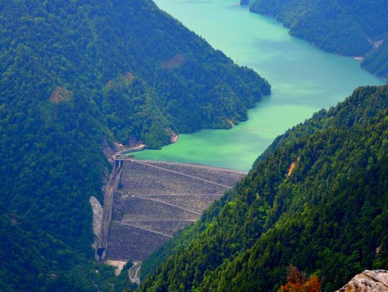 高瀬渓谷観光ツアー 秘境の景色が美しい3つのダムを巡る！許可車両でしか行けない高瀬ダムも！＜4月下旬～10月／毎日運行／午前・午後／大町・白馬発＞