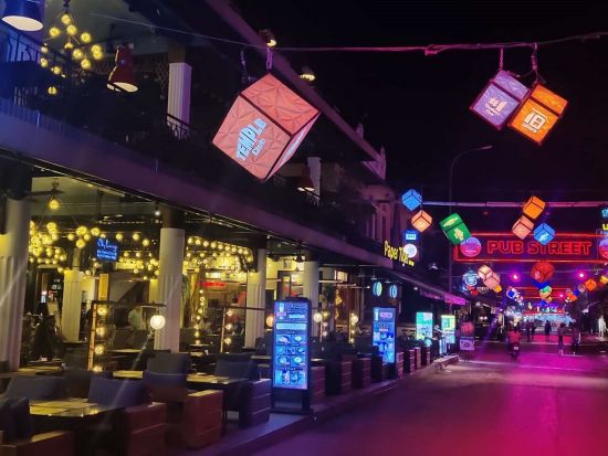 皆で一緒にサイクリングしながら夜の街を巡る！シェムリアップ市内 サイクリングツアー　ビールまたはソフトドリンク1本付き！＜30分／現地語ドライバー＞