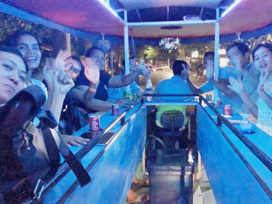 皆で一緒にサイクリングしながら夜の街を巡る！シェムリアップ市内 サイクリングツアー　ビールまたはソフトドリンク1本付き！＜30分／現地語ドライバー＞