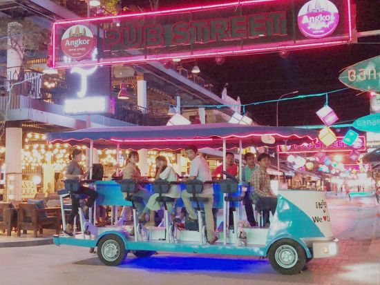 皆で一緒にサイクリングしながら夜の街を巡る！シェムリアップ市内 サイクリングツアー　ビールまたはソフトドリンク1本付き！＜30分／現地語ドライバー＞