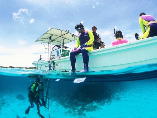 息をのむ透明さに感動！世界に誇る透明度 ヨロンブルー体験ダイビング！初めてでも安心＜写真＆動画プレゼント/手ぶらでOK/温水シャワー更衣室完備＞ 