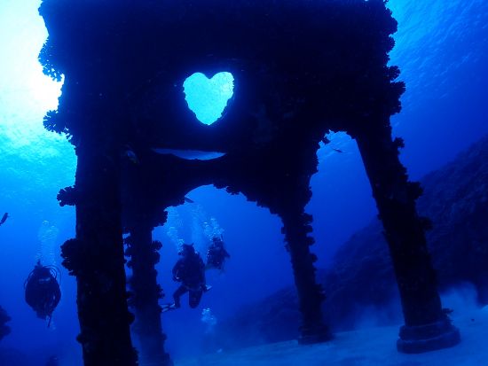 与論島ファンダイビングツアー　世界屈指の透明度！別次元の青を潜る 海中宮殿と沈船を楽しむヨロンブルー探検ダイブ＜写真＆動画プレゼント/手ぶらOK/温水シャワー更