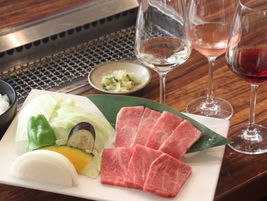 広島　三次ワイナリー　ワイン付きBBQランチ　広島黒毛和牛コースあり！＜昼食・ワイン付／現地集合・解散／三次市＞