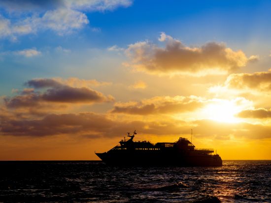 サンセットディナークルーズ　輝く夕陽を見ながらディナーブッフェ！ガラス張りの船底で魚の観賞も楽しめる＜宮古島＞
