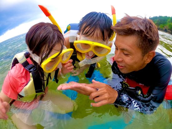 青の洞窟と星砂＋高遭遇率ウミガメシュノーケリング！ 少人数制＆初心者＆3歳～＆1名可！写真＋4K動画・器材・送迎無料＜当日予約13時まで／1日4便／竹富格安券＞