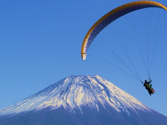 パラグライダー タンデムフライト 富士山を眺めながらインストラクターと一緒に空中散歩 GoProオプションあり＜午前・午後／1.5時間／朝霧高原＞ |  御殿場・富士の観光&遊び・体験・レジャー専門予約サイト VELTRA(ベルトラ)