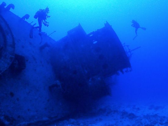 与論島ファンダイビングツアー　世界屈指の透明度！別次元の青を潜る 海中宮殿と沈船を楽しむヨロンブルー探検ダイブ＜写真＆動画プレゼント/手ぶらOK/温水シャワー更