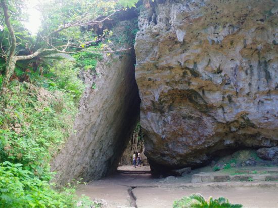 パワースポット巡り 世界遺産群「斎場御嶽(せーふぁうたき)」とガンガラーの谷1日ツアー＜ガイド／那覇市ホテル送迎あり／おきなわワールド入場券＋ランチ付＞