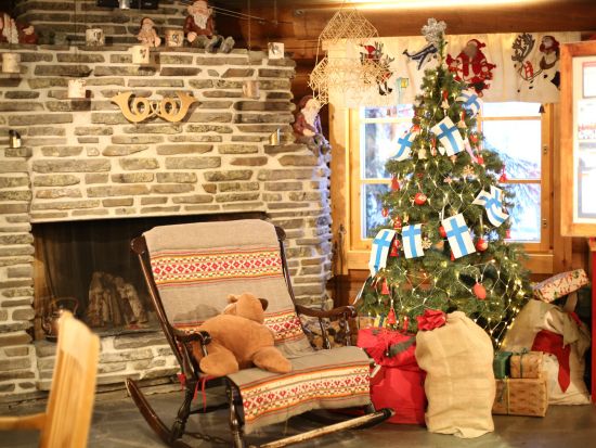 サンタクロース村とトナカイ牧場見学ツアー スノーモービル体験付きプランあり＜ランチ付／12～4月初旬／ロヴァニエミ発＞