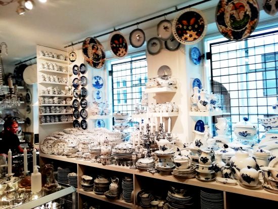 おすすめガイド ウィンザー庸子さんがご案内 アンティーク街で掘り出し物探しツアー＜貸切／午後／コペンハーゲン発＞