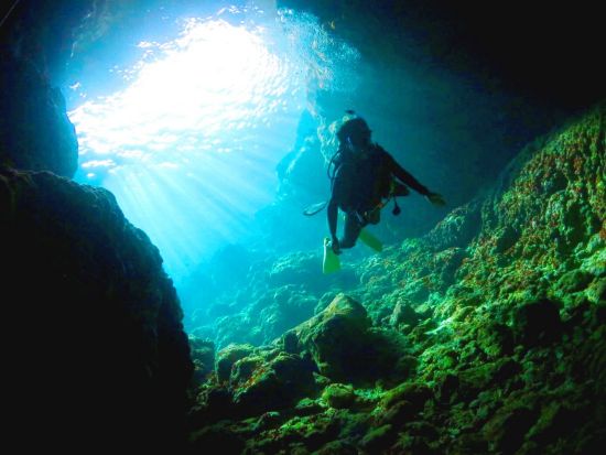 青の洞窟 体験ダイビング　自社専用船で２ポイント回遊たっぷり60分プラン！がっかりさせない真心ツアー＜ボート／ガイド貸切／ショップ設備利用可／読谷村発＞
