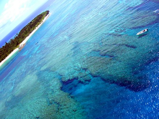 水納島ボートシュノーケリング ミシュラン一ツ星の島へ上陸＆フリータイム海水浴／マリンスポーツセットコースあり／GoPro写真・パラソル無料＜北部発／4〜10月＞