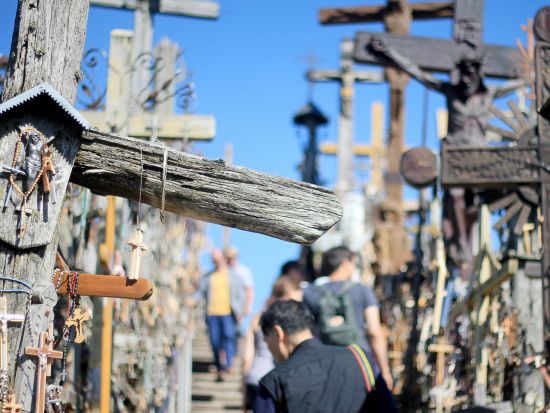 リトアニア 十字架の丘　日帰り観光ツアー ＜車＋ガイド貸切／ヴィリニュス発＞