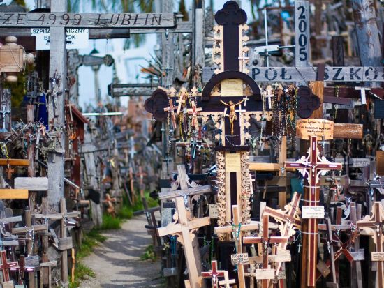 リトアニア 十字架の丘　日帰り観光ツアー ＜車＋ガイド貸切／ヴィリニュス発＞