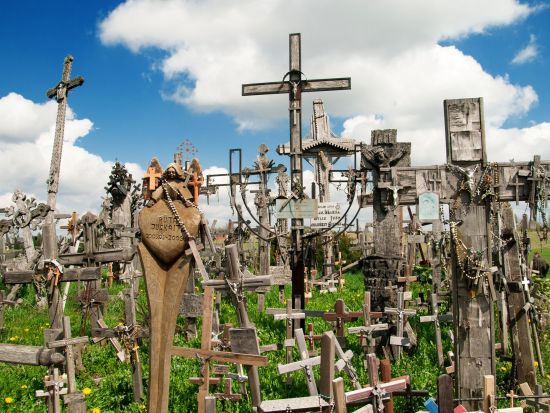 リトアニア 十字架の丘　日帰り観光ツアー ＜車＋ガイド貸切／ヴィリニュス発＞