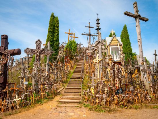 リトアニア 十字架の丘　日帰り観光ツアー ＜車＋ガイド貸切／ヴィリニュス発＞