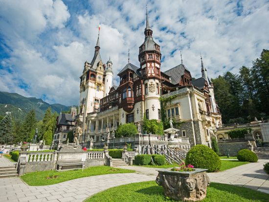 カルパチア山脈の真珠シナイア＆ドラキュラ城 日帰り観光ツアー＜貸切チャーター／ブカレスト発＞