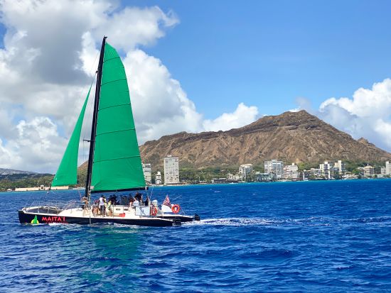 サンセットセーリング　マイタイ・カタマラン号　ビールやシャンパン、カクテルなどオープンバーで飲み放題！金曜日限定の花火観賞プランあり＜シェラトン・ワイキキ発＞