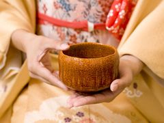 Japan_Generic Photos_Tea Ceremony_Woman_Kimono_shutterstock_201267293