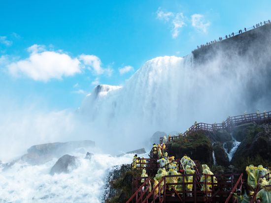 ナイアガラの滝日帰り観光ツアー　季節ごとのアクティビティも楽しめる ＜英語ガイド／往復バス利用＞