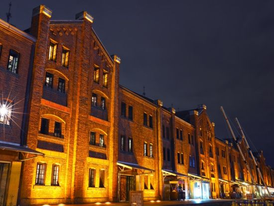 横浜ナイトクルーズ　ファンタスティックカフェシップ ラグジュアリークルーザーで巡る横浜港のパワースポット＜週末限定／60分／ピア赤レンガ桟橋発＞