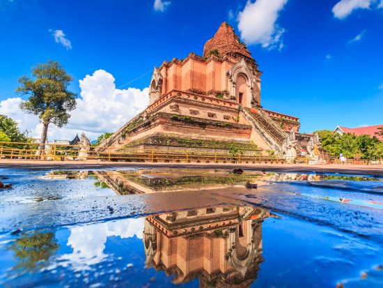 【チェンマイ発】古都チェンマイ1日観光ツアー☆じっくり寺院巡り＆手工芸品の村サンカンペーン訪問＜終日／ホテル送迎付／日本語ガイド／昼食付＞