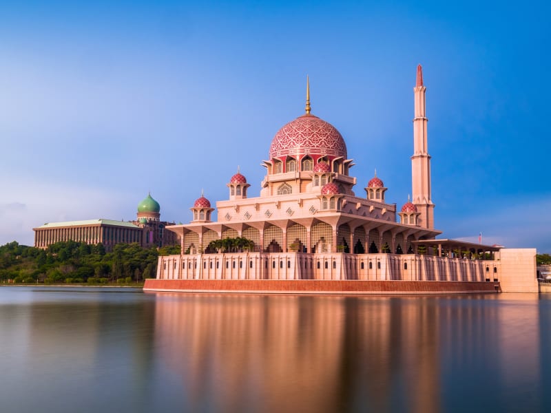 Malaysia_Putrajaya_Masjid Putra_shutterstock_687957427