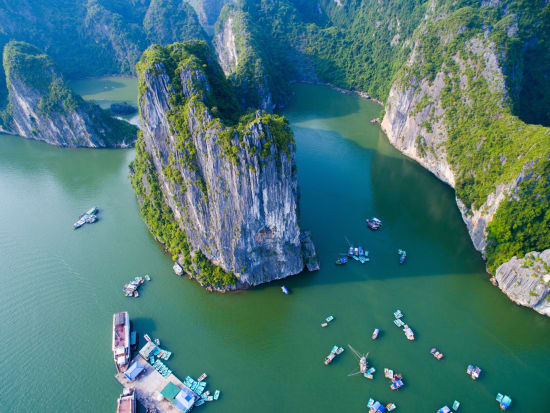 Vietnam_Ha Long Bay_shutterstock_309150293