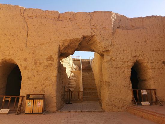 地下官署低院の入口_