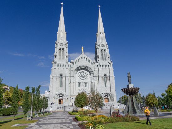 ケベック郊外 半日観光ツアー　サンタンヌ・ド・ボープレ大聖堂＆モンモラシー滝＆オルレアン島 ＜日本語ガイド＞