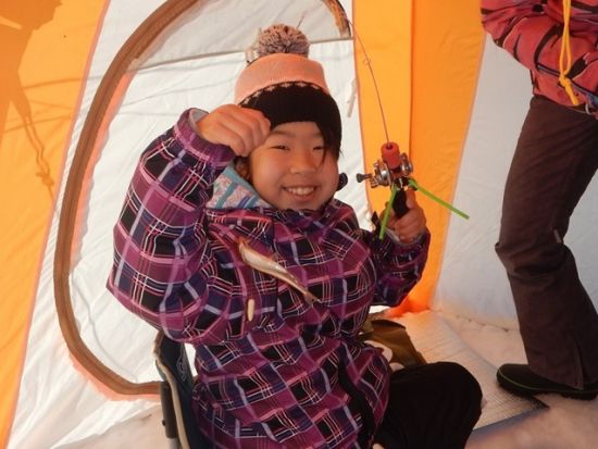 サホロ湖 氷上ワカサギ釣り体験　釣った魚の唐揚げ試食付き　手ぶら参加OK♪カチカチに凍ったサホロ湖での楽しい釣り体験♪＜1～2月／釣りガイド付／新得町＞