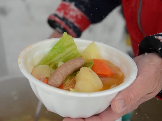 雪下キャベツ掘り起こし隊 甘みと旨味がぎゅっと詰まった雪の下に眠るキャベツを収穫しよう！越冬キャベツと地元素材の雪上ランチ付き＜12～2月／富良野＞