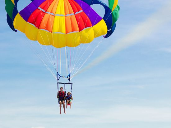 パラセーリング　伊良部大橋周辺を空中散歩＜1～3人乗り＞