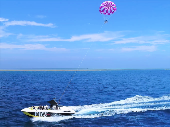 パラセーリング　慶良間の海を見渡す絶景空中散歩！体験ダイビングやシュノーケルを含む3プランから選択可能＜半日／那覇発＞