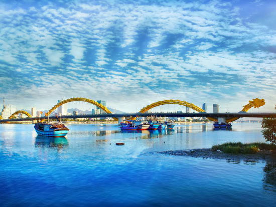 Vietnam_Da Nang_Bridge_shutterstock_770996074