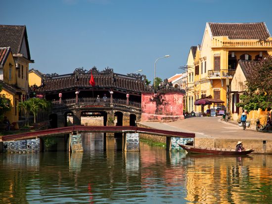 Vietnam_Hoi An_Japanese Bridge_shutterstock_89418094