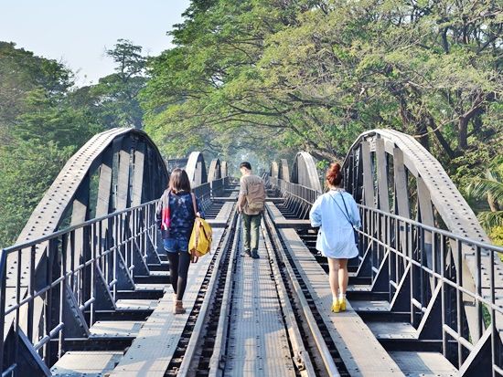 カンチャナブリ観光ツアー  泰麺鉄道乗車＋JEATH戦争博物館　＜1日／日本語ガイド／ビュッフェランチ／往復送迎＞